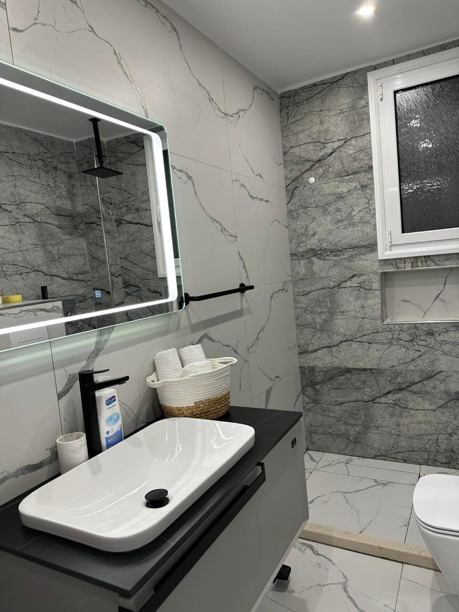 Sea View Apartment Luxury Vlorë Esterno foto
