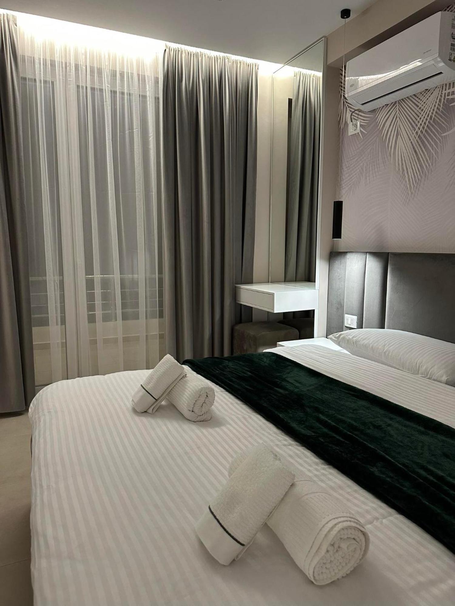 Sea View Apartment Luxury Vlorë Esterno foto