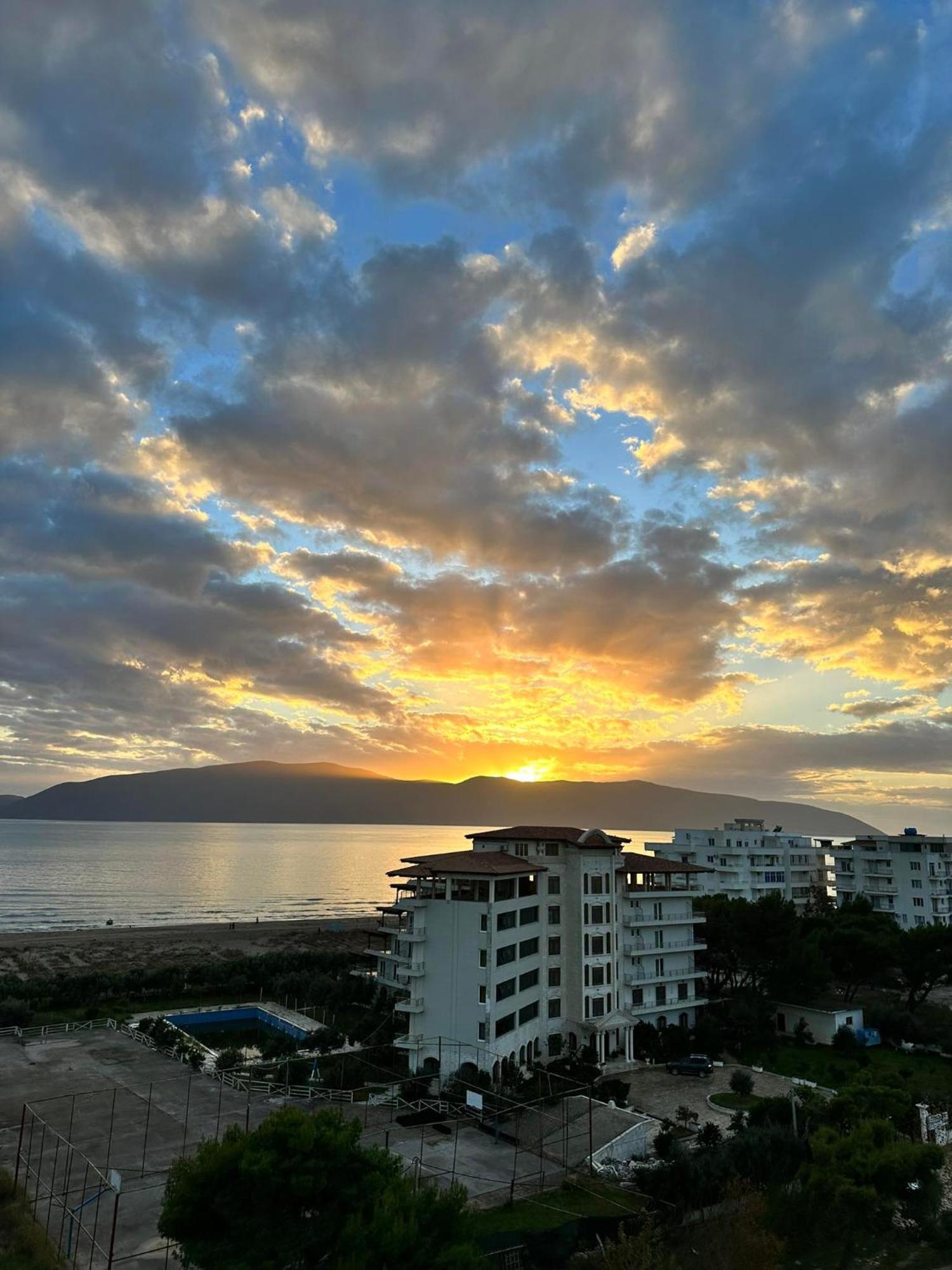 Sea View Apartment Luxury Vlorë Esterno foto