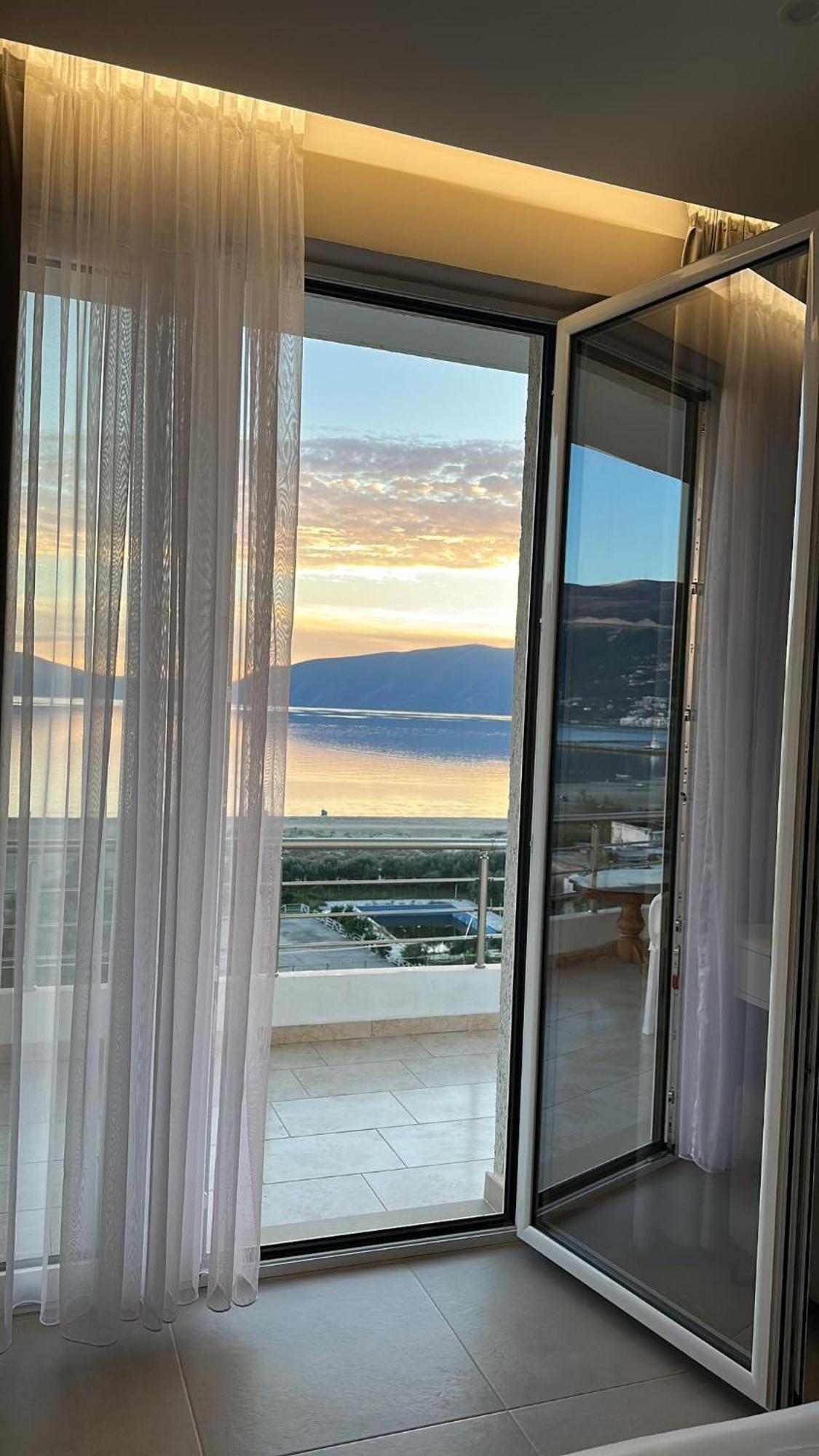 Sea View Apartment Luxury Vlorë Esterno foto