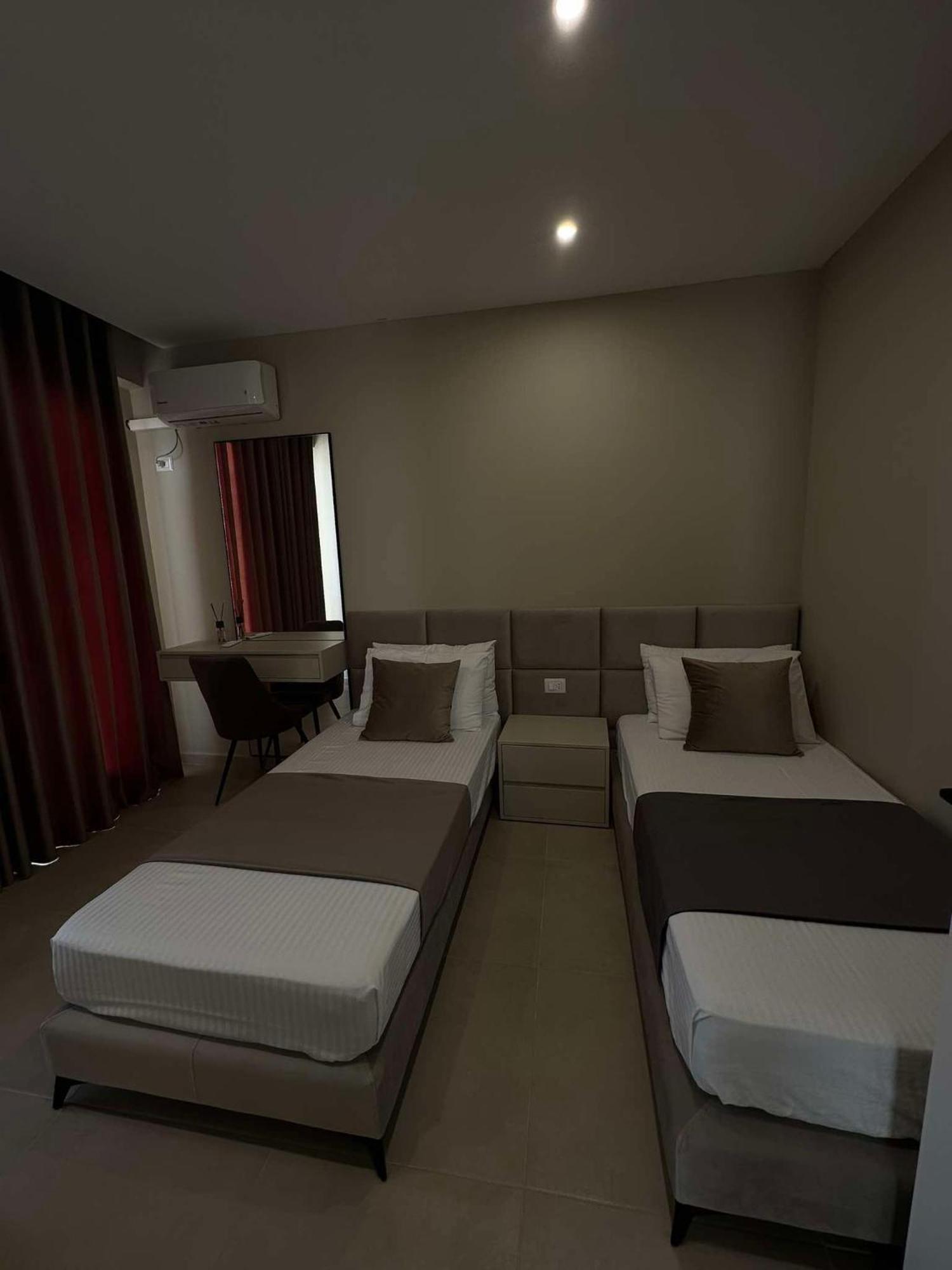 Sea View Apartment Luxury Vlorë Esterno foto